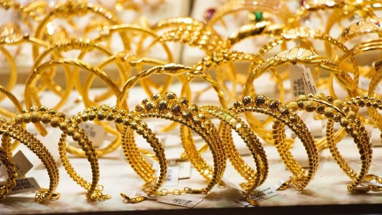 الذهب ينهي تراجعاً استمر شهراً ويستعيد توازنه في الأسواق العالمية مجدداً